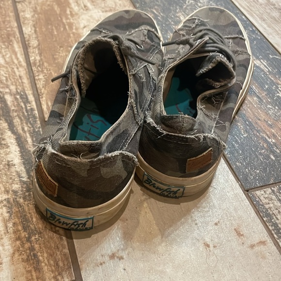 Blowfish slip on tennis shoe size 9 - Picture 2 of 5